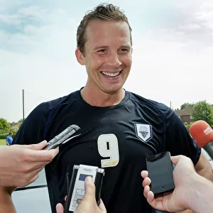 Kevin Davies Signs