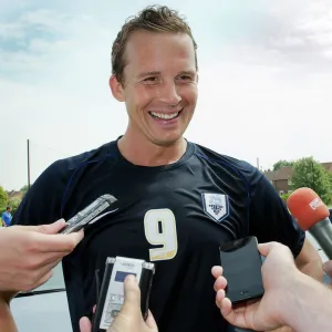 Kevin Davies Signs